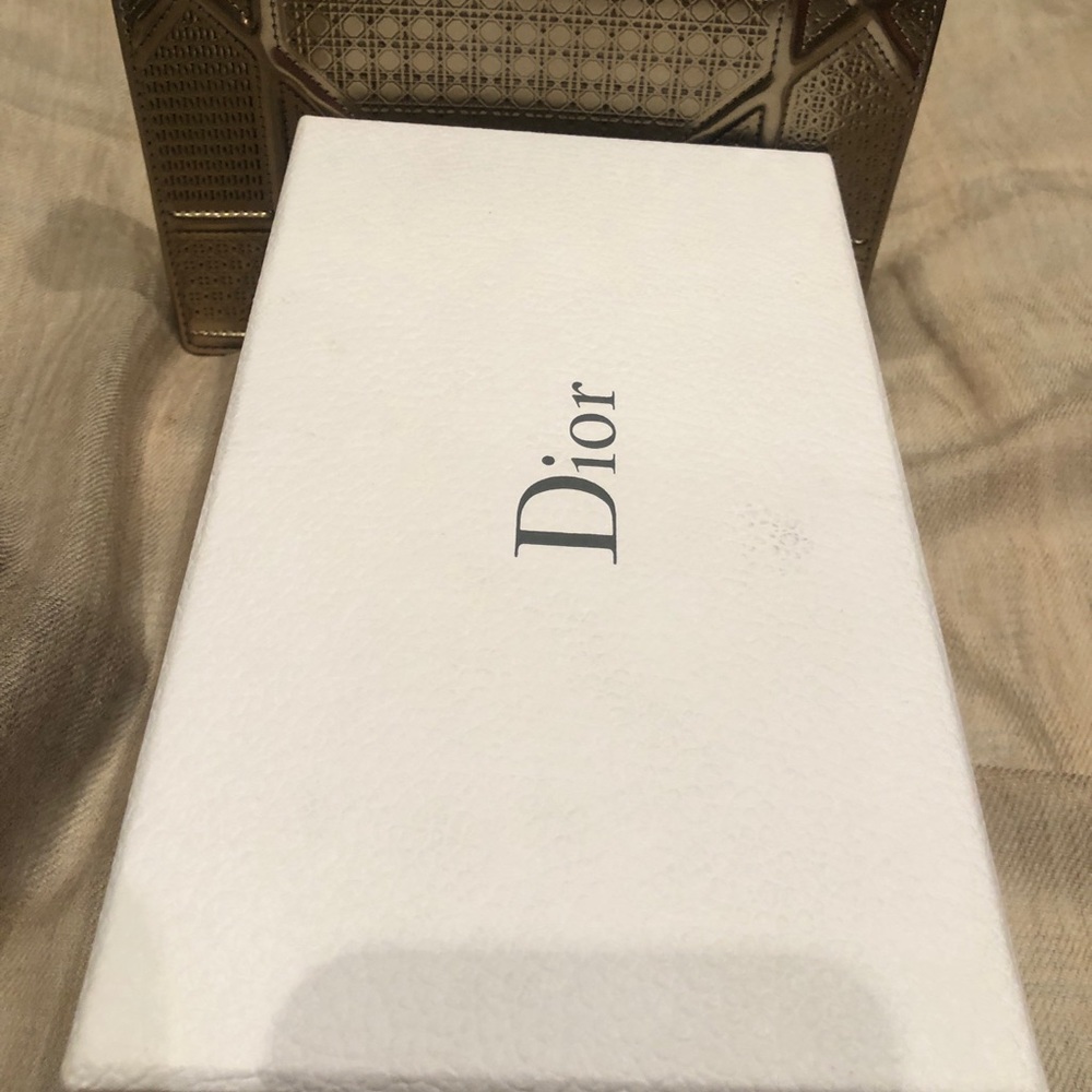 Diorama clutch bag in metallic gold - Picture 3 of 6